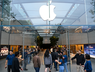 首款折叠iPhone被曝采用真全面屏设计，Siri AI搜索或明年推出