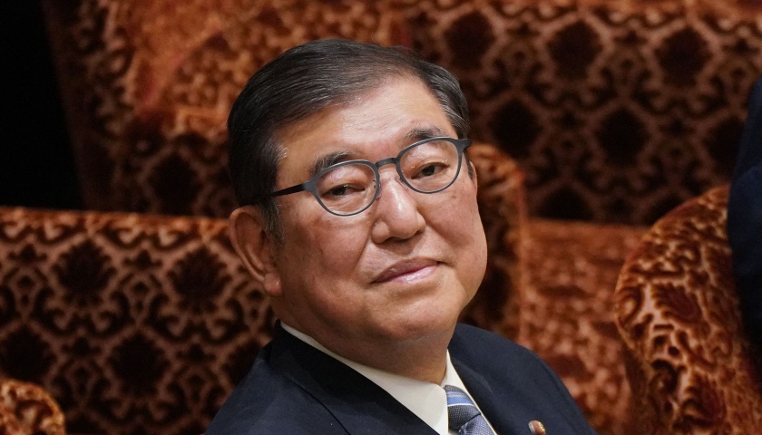 日本首相石破茂宣布辞去自民党总裁职务，称自己已完成阶段性任务