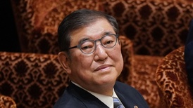 日本首相石破茂宣布辞去自民党总裁职务，称自己已完成阶段性任务