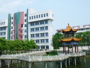 湖南一中专将公厕改成学生宿舍？校方：系澡堂改造而成，已停用并整改