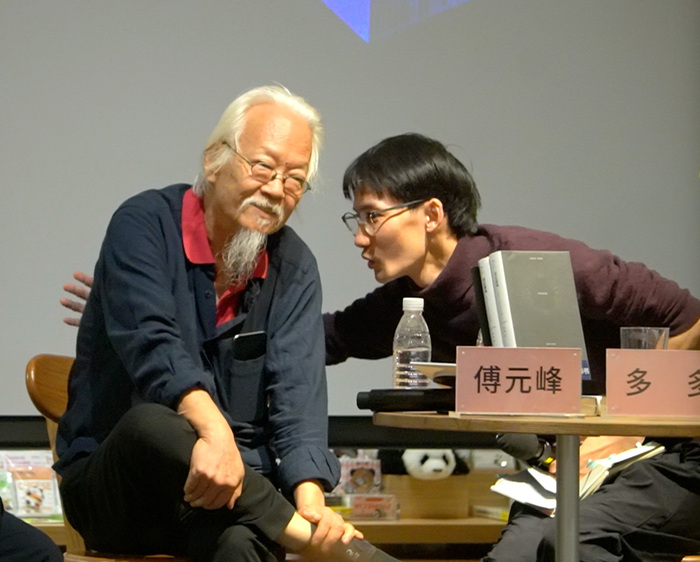 诗人多多参加自己的新书发布会,除了“怼人”不发一言
