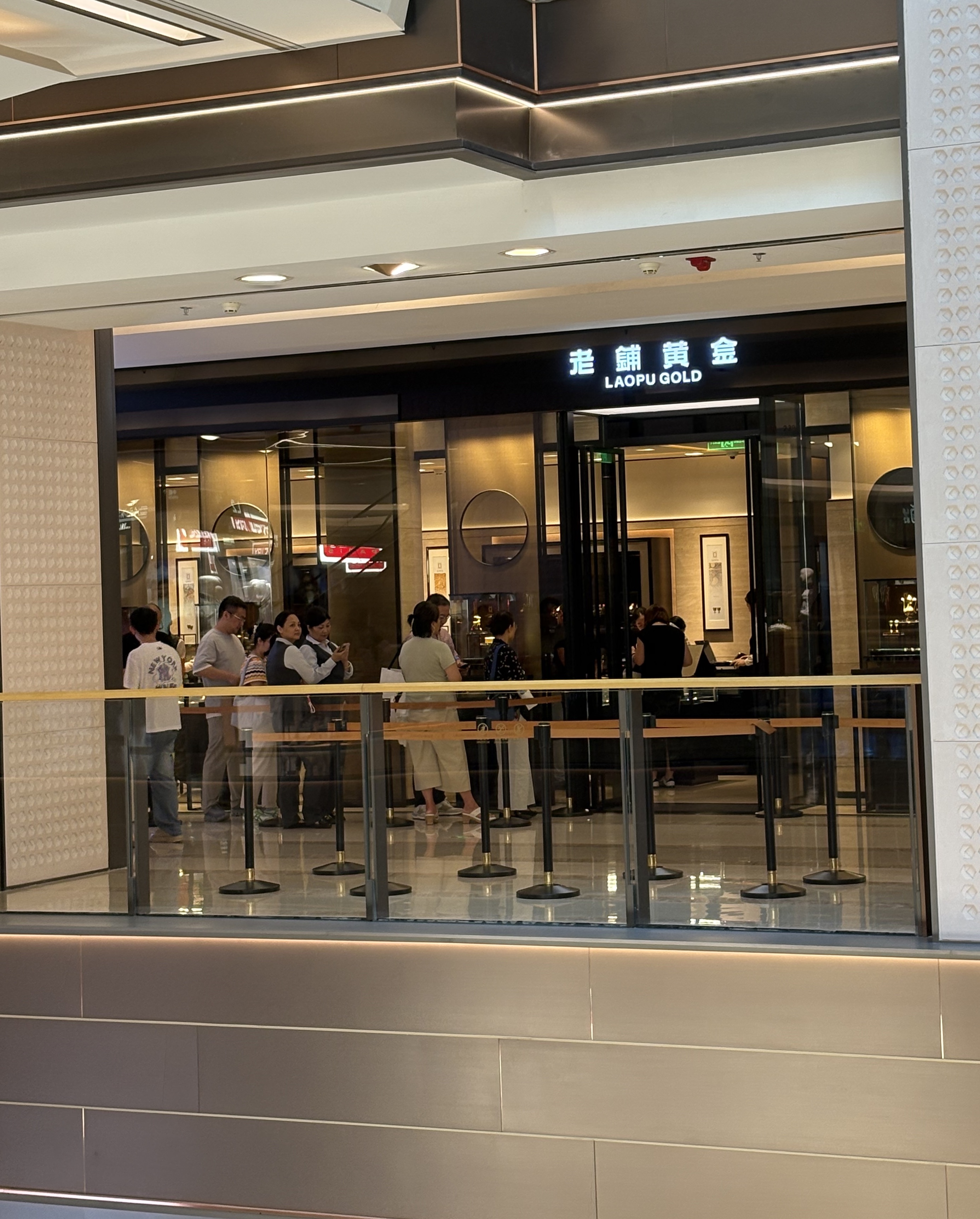 宝王府向老铺黄金发起挑战