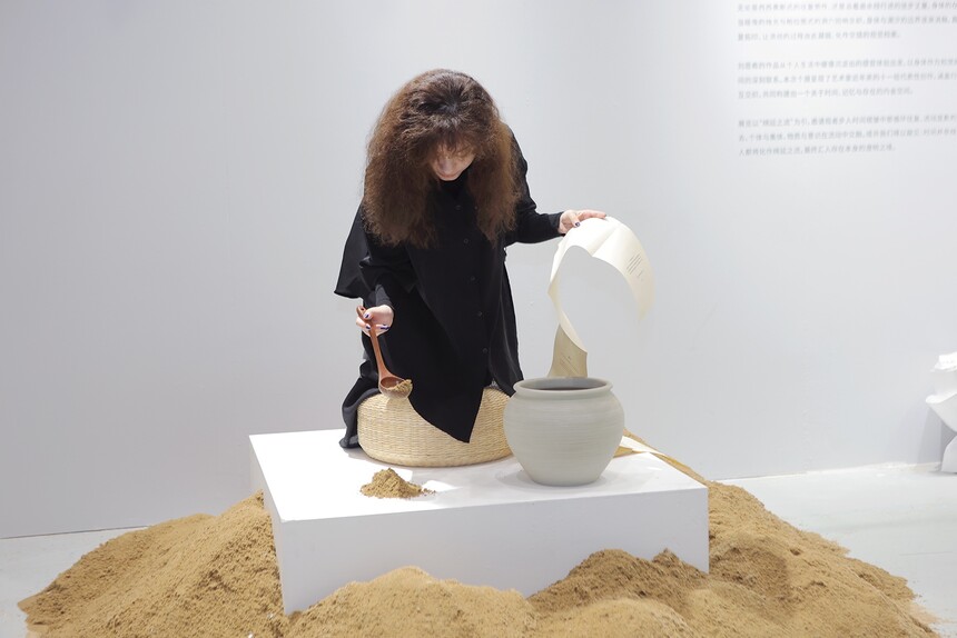 1761273440970222.jpg 21 刘恩希行为艺术展演《沙的证词》.jpg