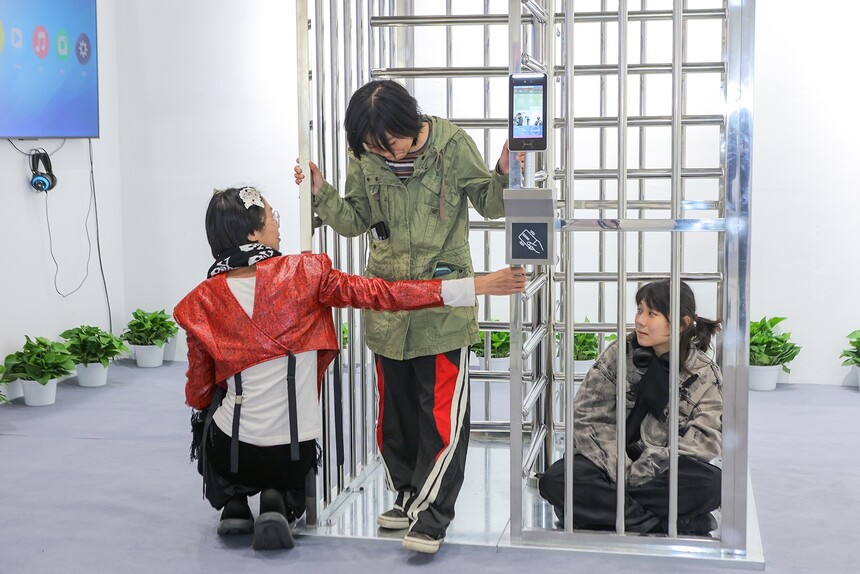 1761273474680350.jpg 22 赵轩菲参与式行为艺术现场《上岗》.jpg
