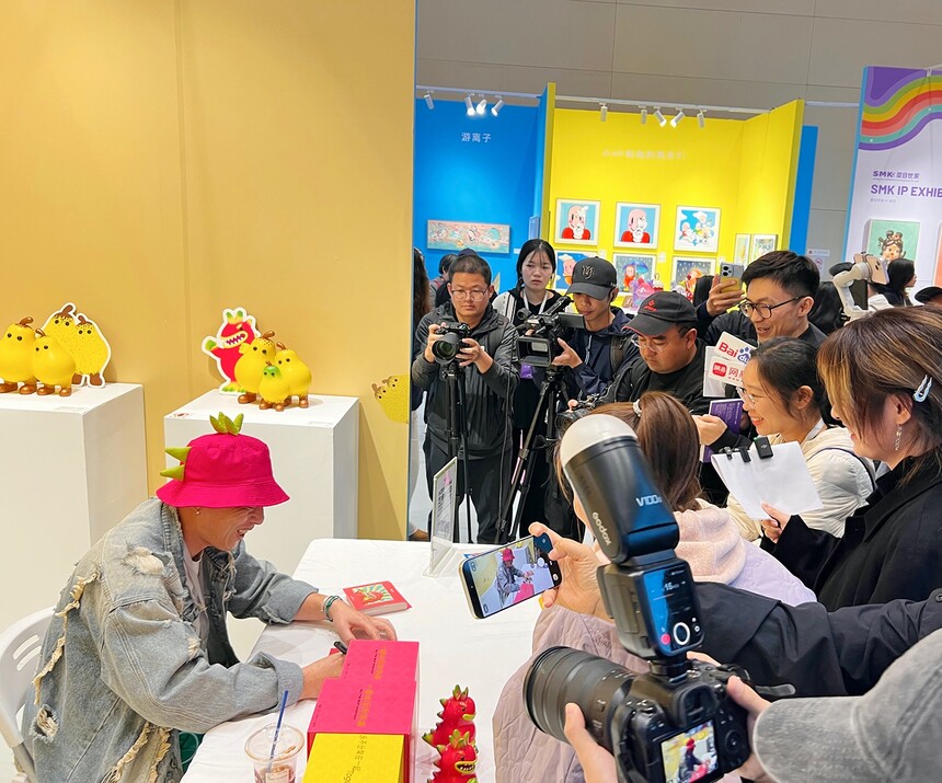 1761273637768306.jpg 25 火星岛参展艺术家张超级现场签售签赠.jpg