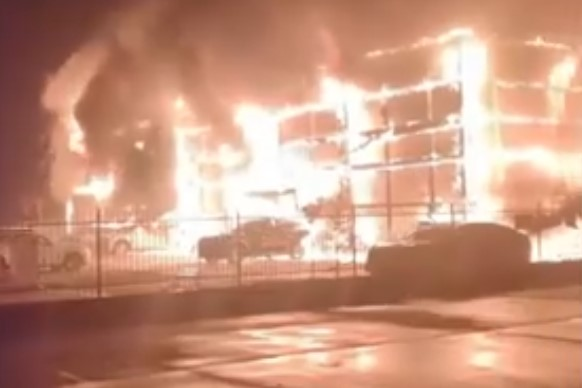 安徽阜阳一家长安启源4S店突发大火，多方回应