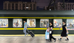 高铁里程直逼5万公里，时代还需要绿皮火车吗？