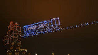 “中欧班列”如“钢铁驼队”呼啸而至，重庆正以开放之姿，开拓发展新格局，积极拥抱全世界