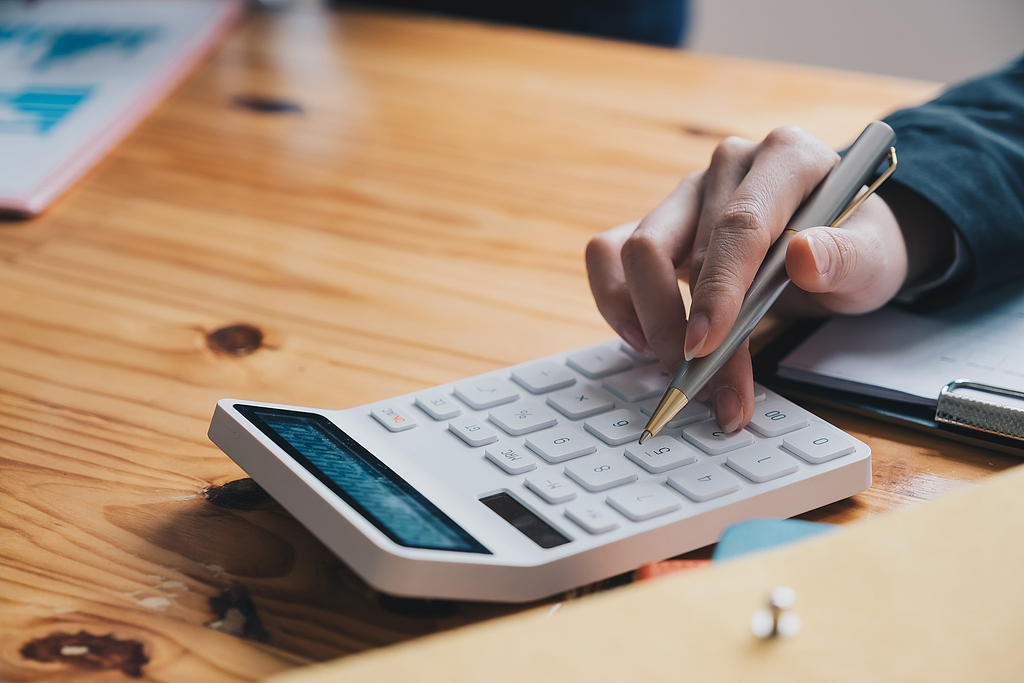 东方甄选股价跌超6%，俞敏洪确认前CEO孙东旭离职|界面新闻 · 证券