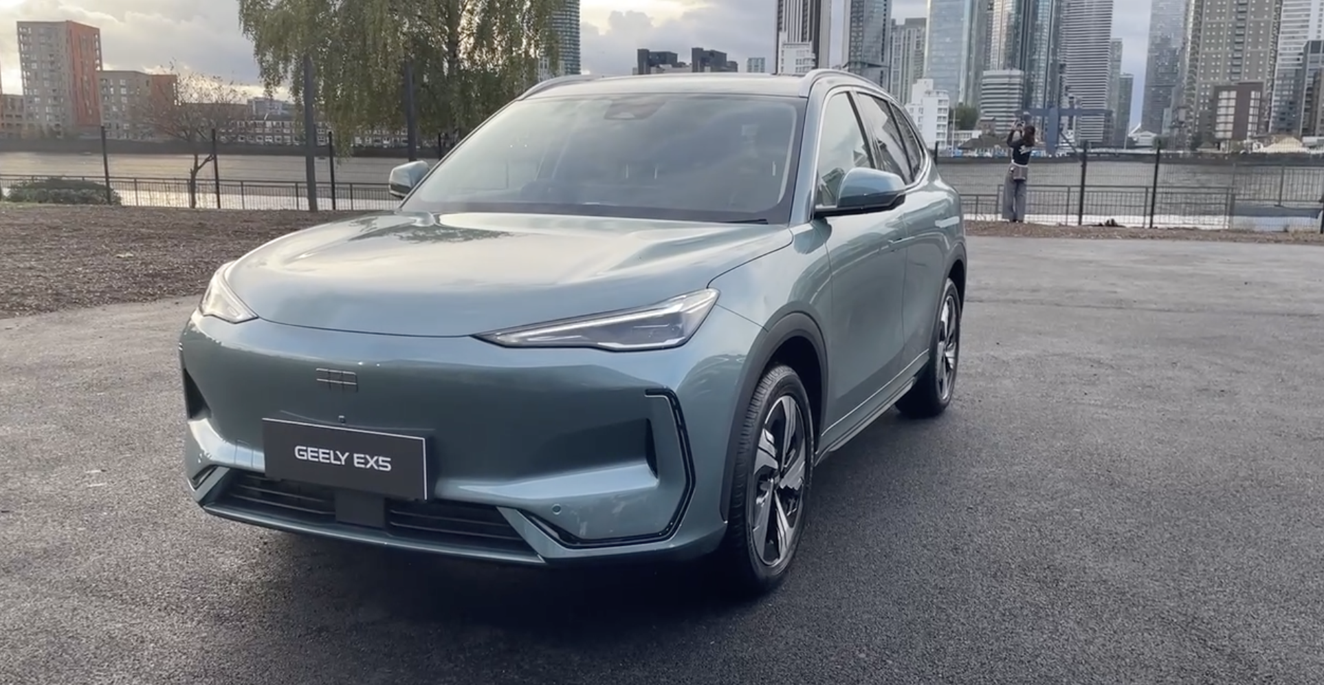 吉利也想分一杯羹，为什么中国汽车公司挤向年销量不到200万辆的英国？|界面新闻 · 汽车