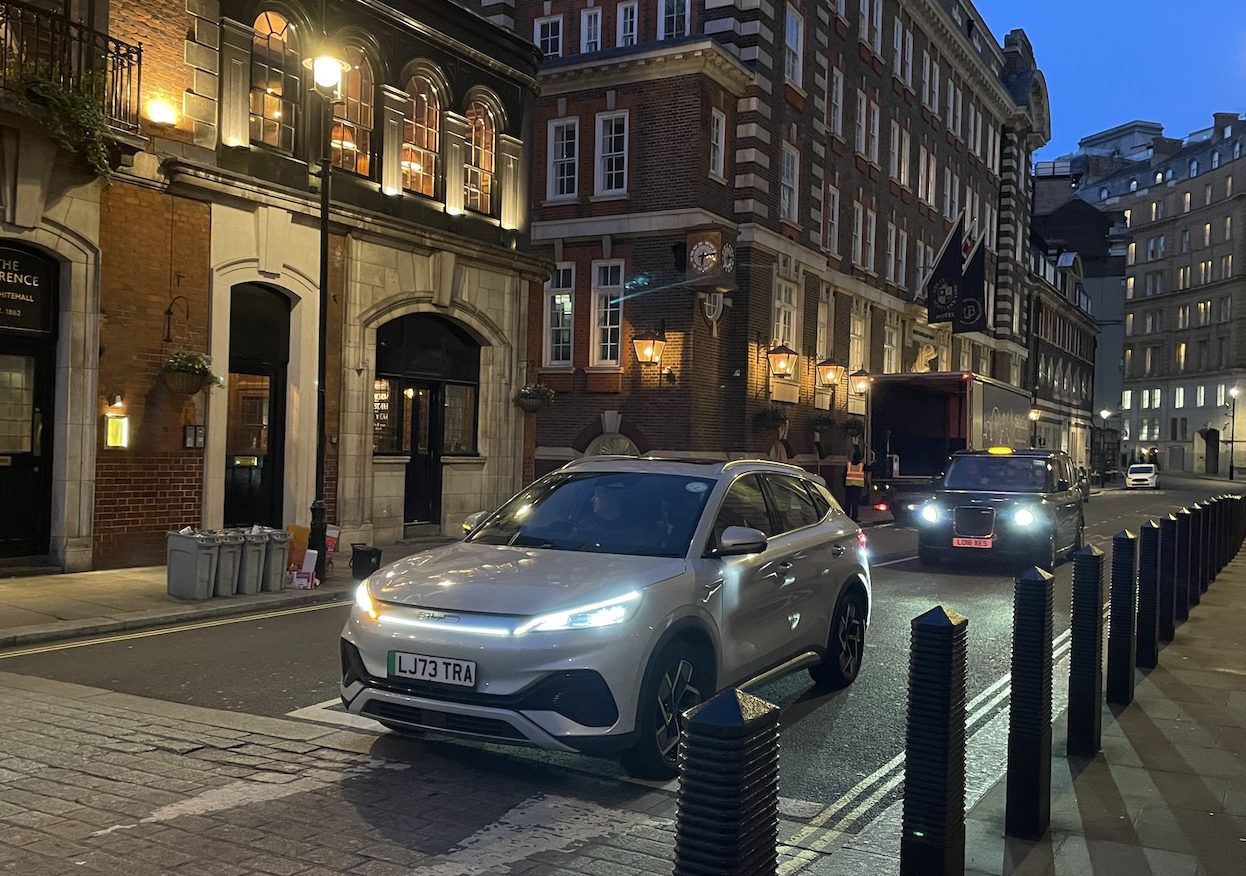 吉利也想分一杯羹，为什么中国汽车公司挤向年销量不到200万辆的英国？|界面新闻 · 汽车