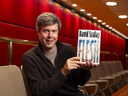 大卫·绍洛伊凭《肉身》获2025布克奖，书中探讨了男性气质