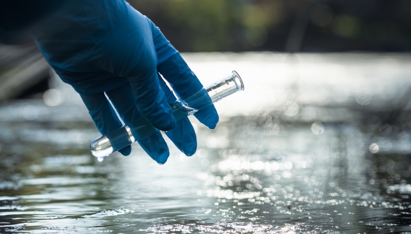 重庆长江支流孝子河水体变黑发臭，官方通报：正排查污染源头|界面新闻 · 中国