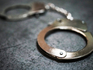 地方新闻精选 | 江苏常州男子殴打92岁母亲被刑拘 8人穿仿制警服为婚礼开道被罚