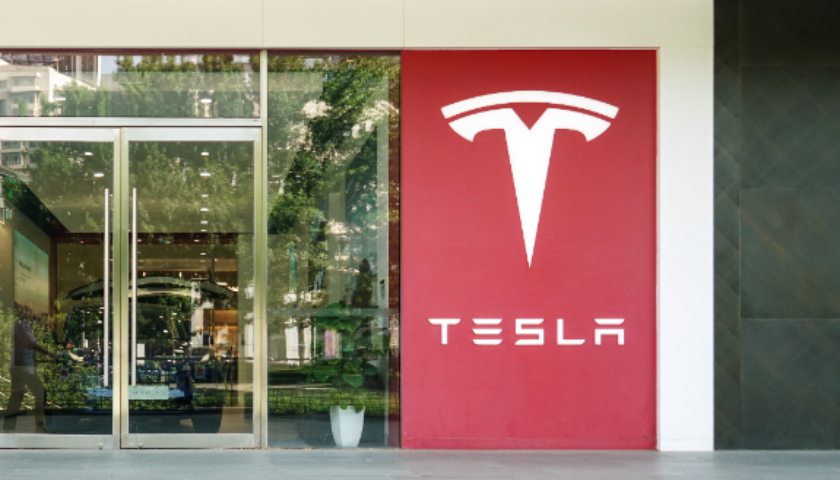 特斯拉大跌超过6%，在华月销量大幅下滑|界面新闻 · 汽车