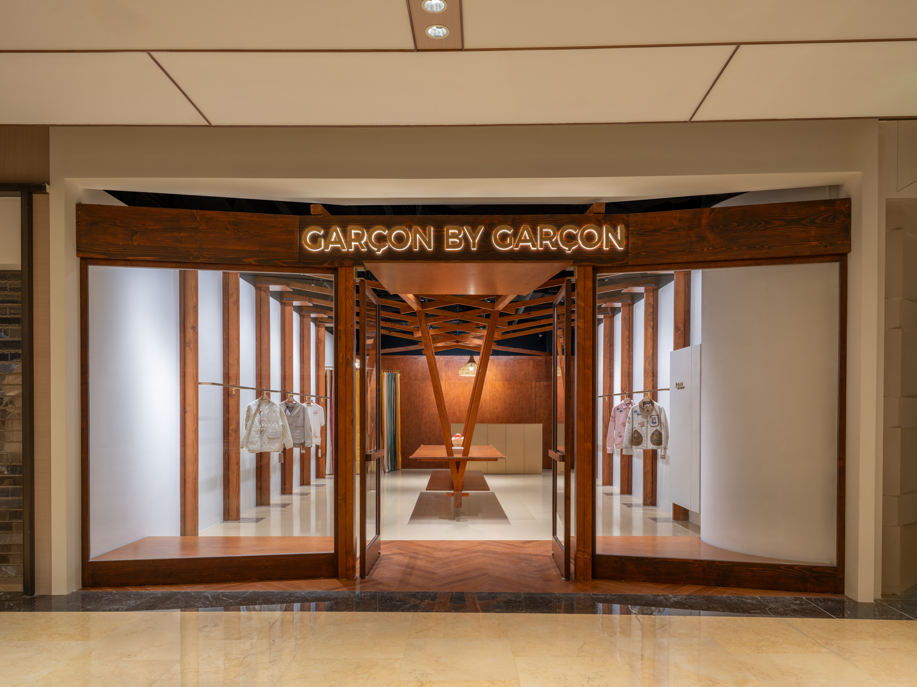 巴黎世家发布新创意总监首支广告,GARCON BY GARCON首开线下店|是日美好事物