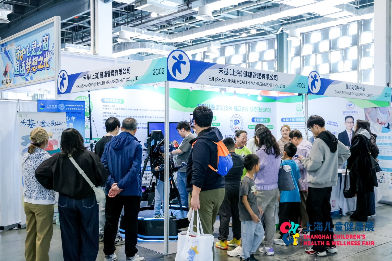 一群人站在室内AI 生成的内容可能不正确。