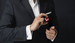 一只基金托起中航基金600亿“江山”，知名经济学家黯然离职