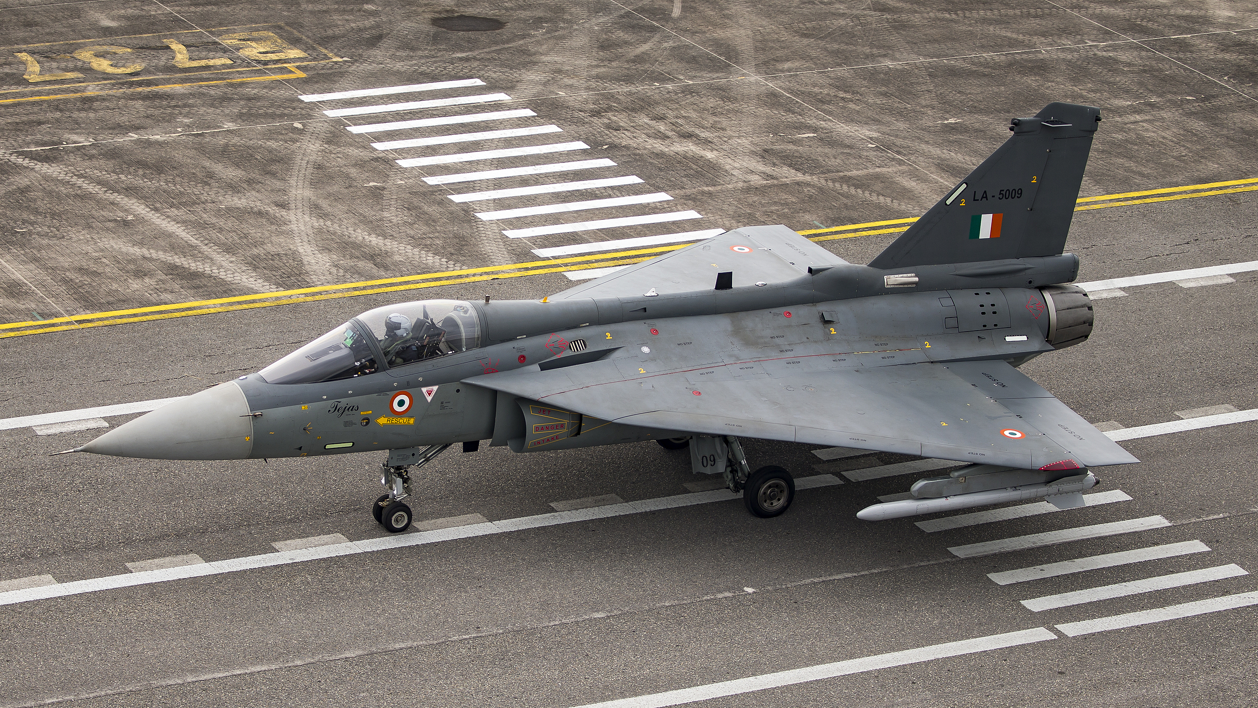 印度国产“光辉”战机在航展表演中坠毁，4天前曾发生液体泄漏