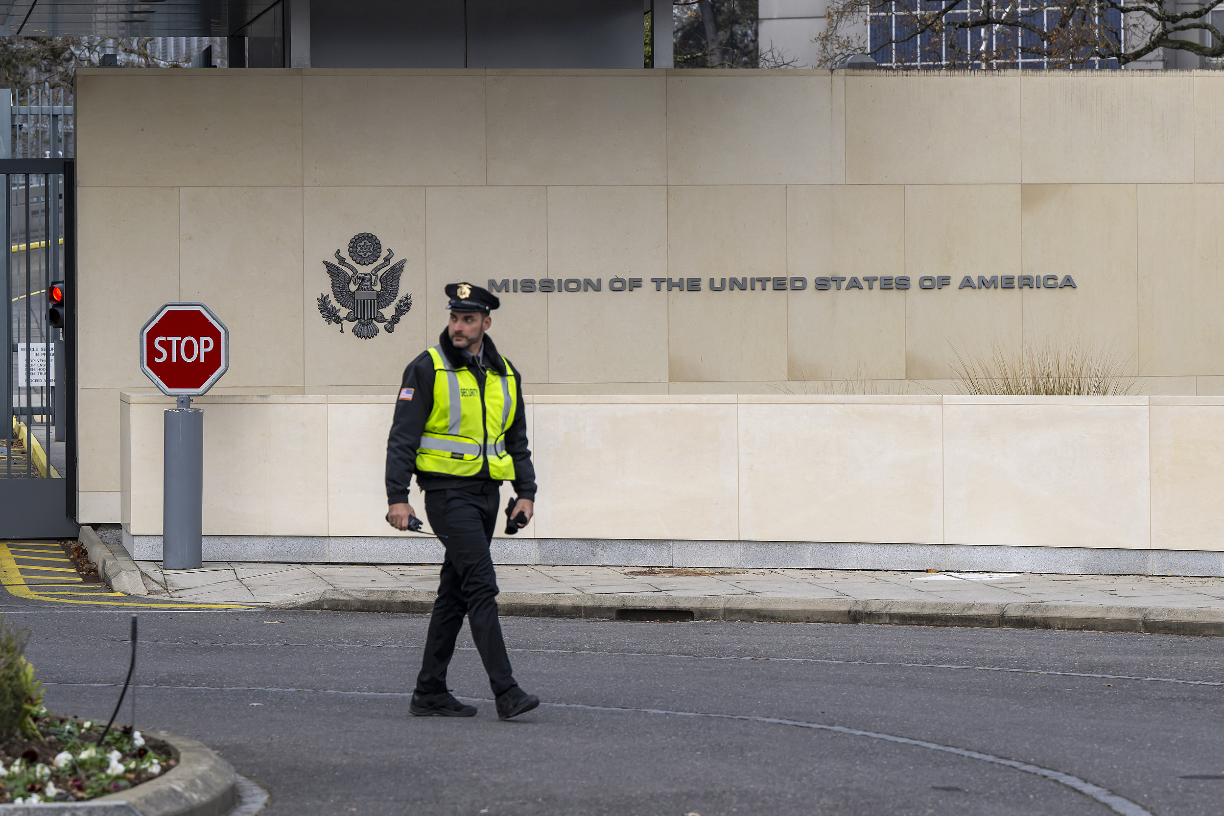 哔哩哔哩:网易一卡通-白宫“28条”被指为俄愿望清单，美乌起草更新版和平框架文本