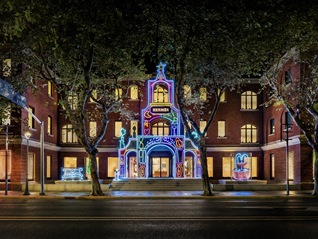 Massimo Dutti开启“万物有序”限时体验店，爱马仕发布冬季主题橱窗《冬日暖焰》｜是日美好事物