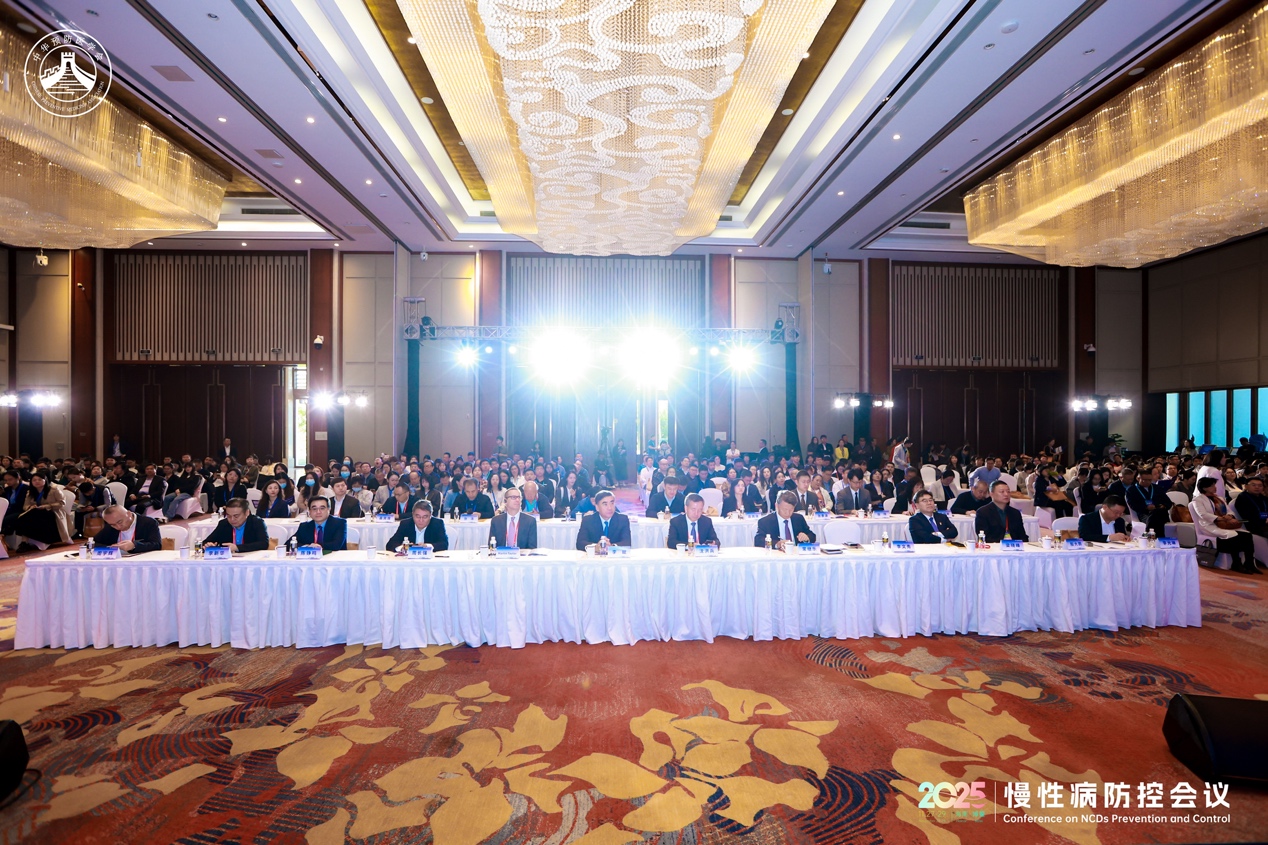 图片包含 室内, 天花板, 桌子, 大描述已自动生成 图片包含 室内, 天花板, 桌子, 大描述已自动生成