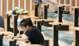 大学生进“厂”，拧大模型的螺丝