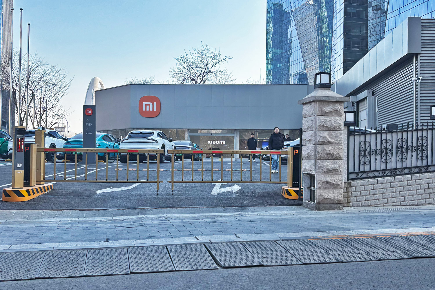 小米两款车型市场表现两极分化，罕见推出“现车选购”模式