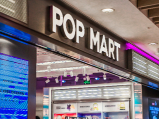 泡泡玛特任命LV高管吴越为非执行董事，股价相对8月高点下跌超四成