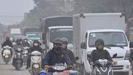 燃油摩托车遍地,河内的冬天成“窒息的季节”