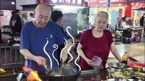 在深圳龙岗小巷内，有一对银发苍苍的老夫妻，他们炒粉的香气弥漫街头巷尾