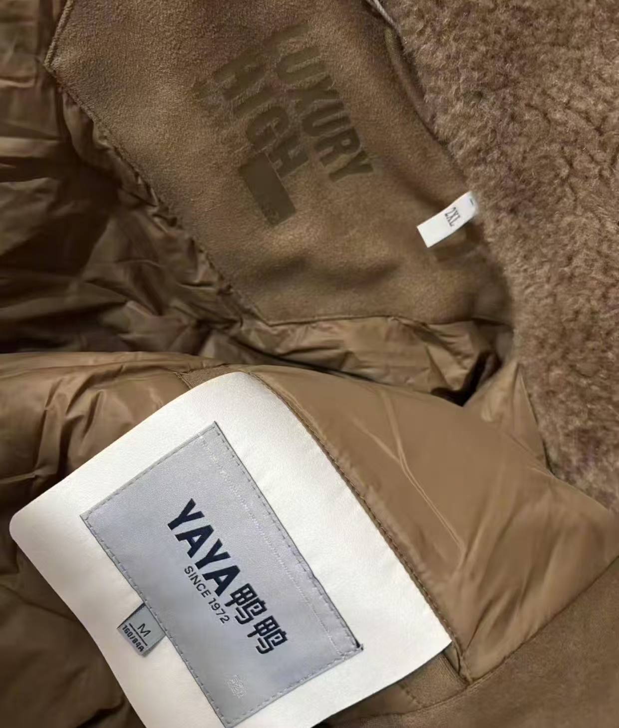 鸭鸭羽绒服 “双标双码”引争议，品牌方回应