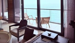 高端度假酒店，走到十字路口