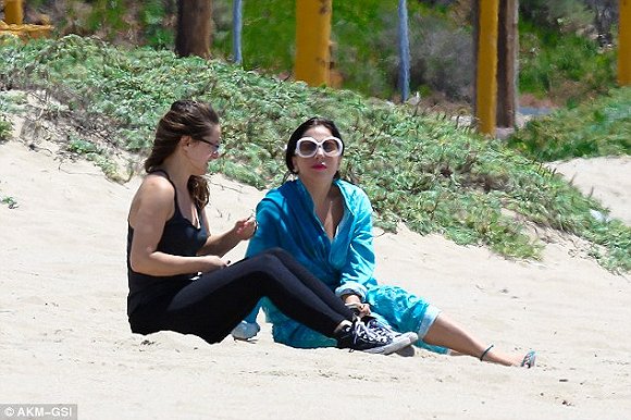 蠢翻了!Lady GaGa试图穿露趾高跟鞋在沙滩上