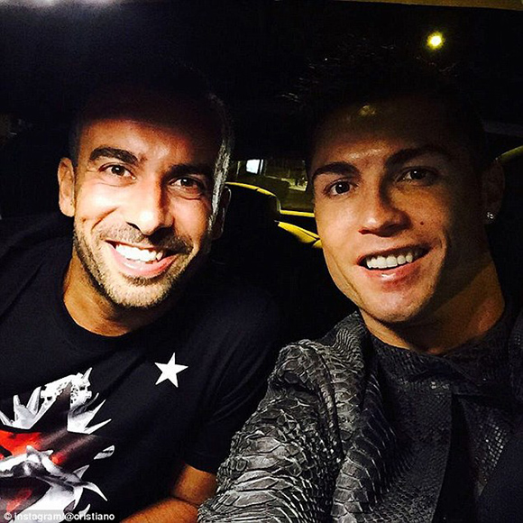 c罗在白宫自拍：图中还包括乔治娜、马斯克、因凡蒂诺等人_C罗自拍习惯_C罗社交媒体互动