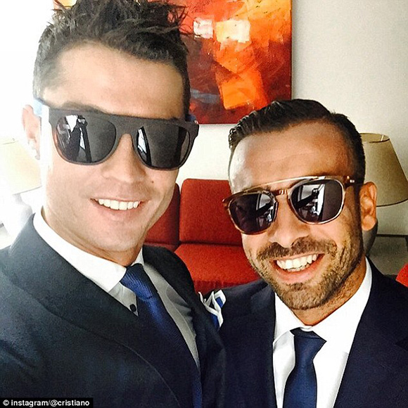 C罗自拍习惯_C罗社交媒体互动_c罗在白宫自拍：图中还包括乔治娜、马斯克、因凡蒂诺等人