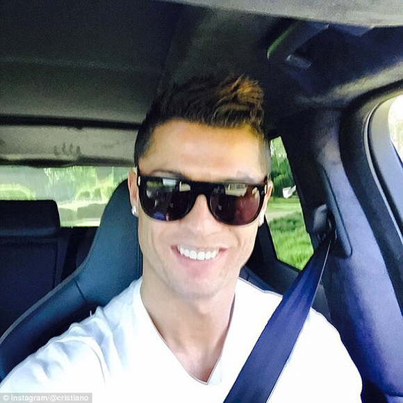 C罗社交媒体互动_c罗在白宫自拍：图中还包括乔治娜、马斯克、因凡蒂诺等人_C罗自拍习惯