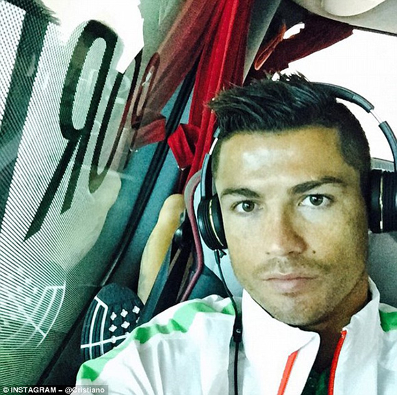 c罗在白宫自拍：图中还包括乔治娜、马斯克、因凡蒂诺等人_C罗社交媒体互动_C罗自拍习惯