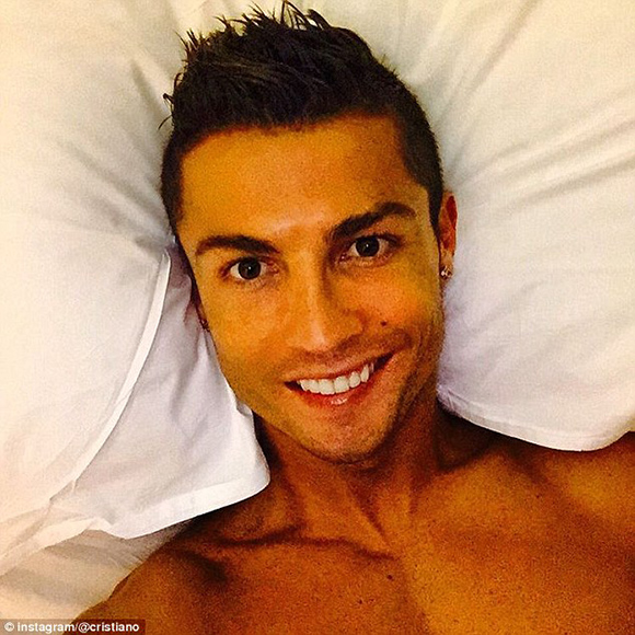 C罗自拍习惯_C罗社交媒体互动_c罗在白宫自拍：图中还包括乔治娜、马斯克、因凡蒂诺等人