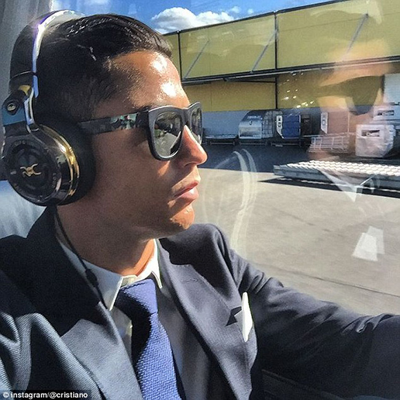 C罗自拍习惯_c罗在白宫自拍：图中还包括乔治娜、马斯克、因凡蒂诺等人_C罗社交媒体互动