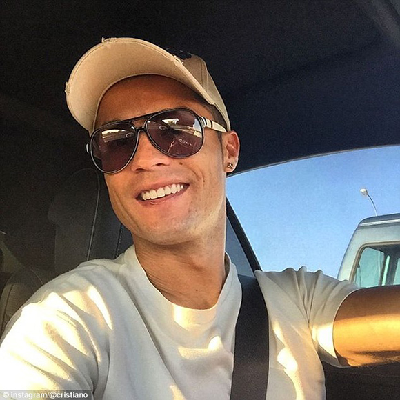 C罗自拍习惯_c罗在白宫自拍：图中还包括乔治娜、马斯克、因凡蒂诺等人_C罗社交媒体互动