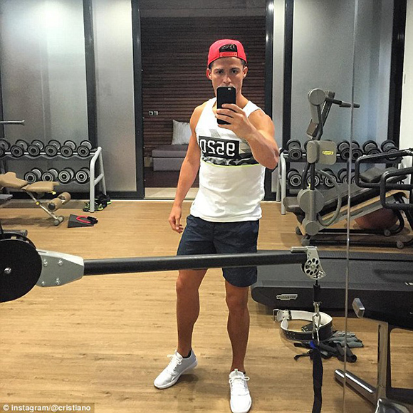 c罗在白宫自拍：图中还包括乔治娜、马斯克、因凡蒂诺等人_C罗自拍习惯_C罗社交媒体互动