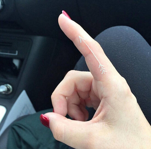 手指上的文身