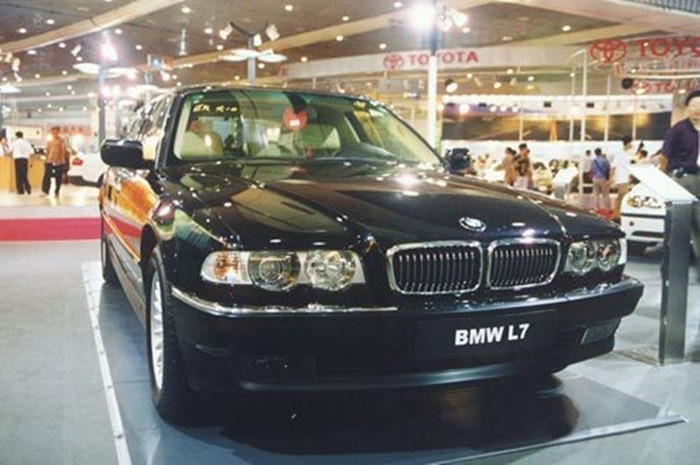 也可以看做是寶馬對於更高市場的一次探索,bmw l7的裸車售價在1999年