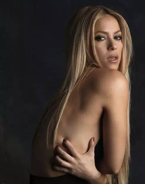 欧洲杯太太团c位争夺战：一吻定情——津琴科妻子赛丹_安娜凯瑟琳格策女友_欧洲杯太太团排行