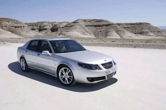 2000年,通用汽车完全收购萨博,于当年8月启用saab新logo.