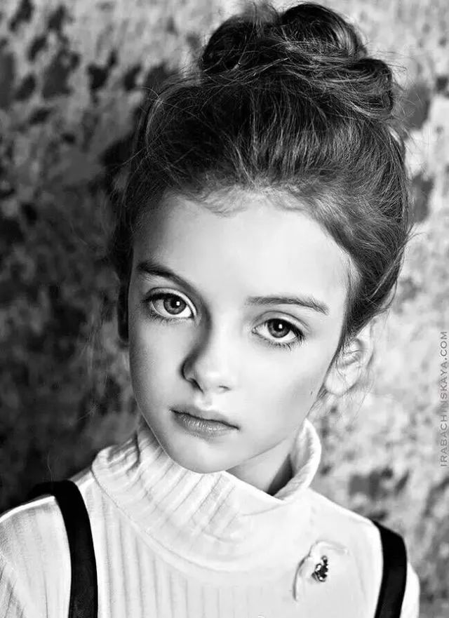 俄罗斯最炽手可热的小童模米兰长大了,唯美的洛丽塔就是她本人啦
