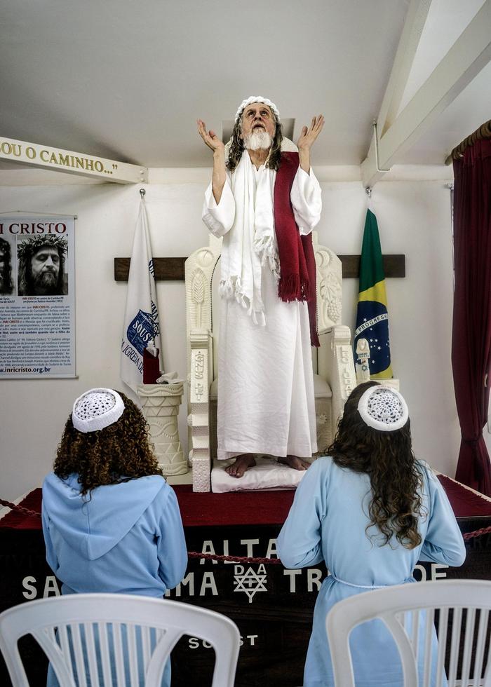 inri基督在院中教堂里做礼拜.拍摄:jonas bendiksen