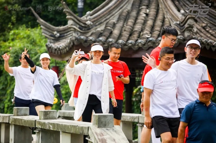 ☉走运现场图正值天阳18周岁生日,怎能没有蛋糕呢