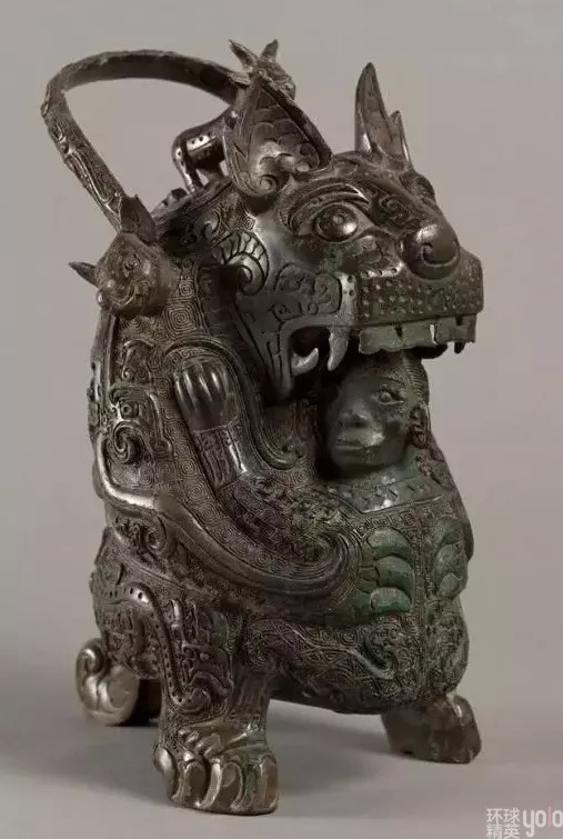 商代青铜虎食人卣：古代艺术精绝之作（现藏于法国赛努奇博物馆 